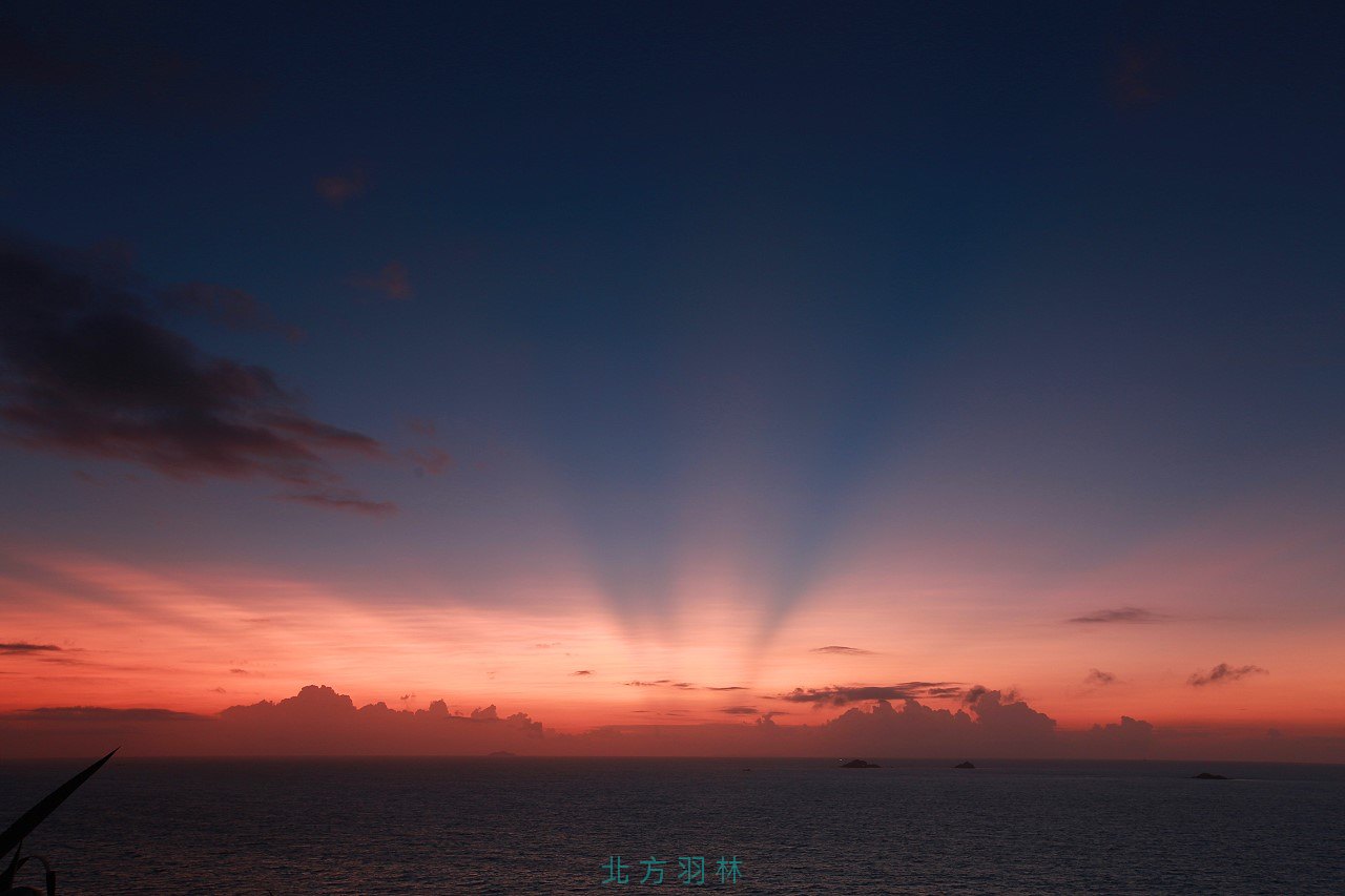 晨光下的三連嶼，還勉強可以看到亮島呢
