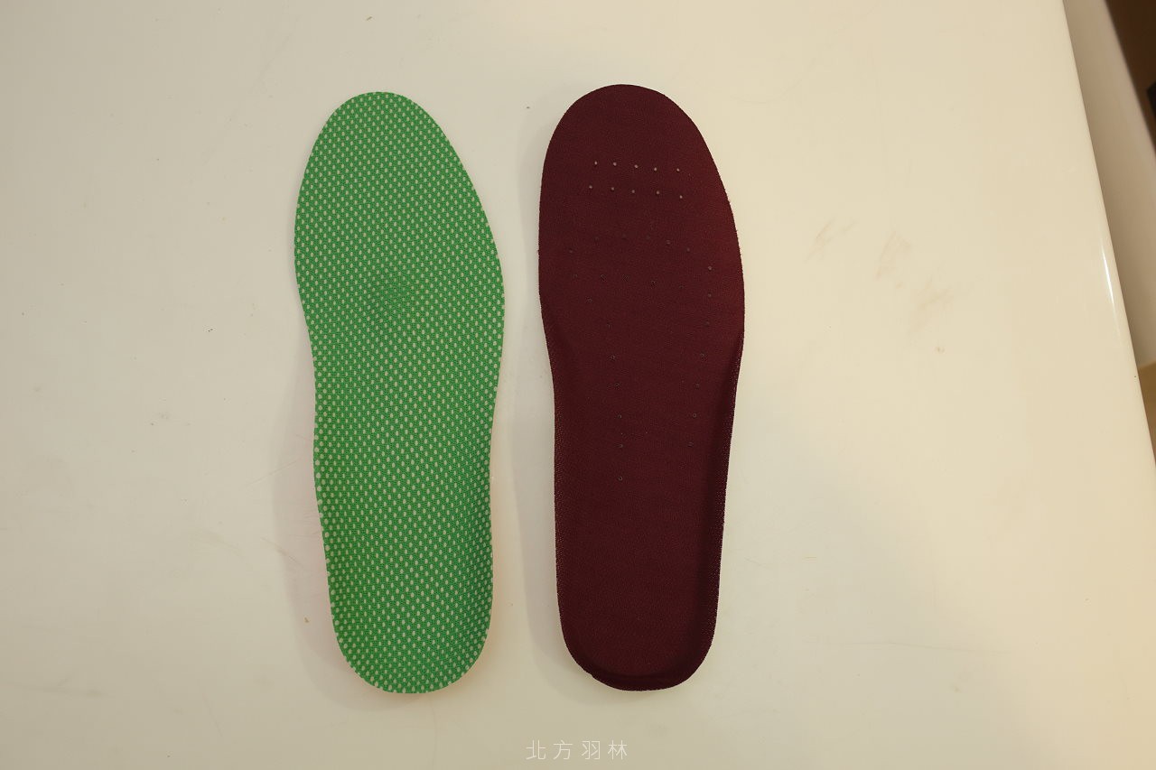 左邊是加購的鞋墊，右邊是原本附的